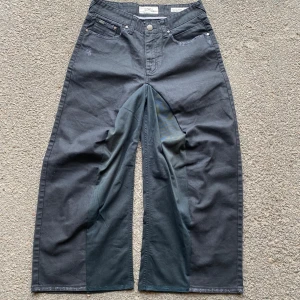 Baggy Flared Jeans w Double Pockets - Säljer mina handgjorda svarta baggy flared jeans med två bakfickor och sjukt snygga distressed detaljer. Storlek 32/32 eller 39,5cm i midjan, 100cm långa och 35cm i benöppningen. 