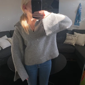 stickad tröja - jättefin stickad tröja med v ringning, krage och slits på armarna. jättebra skick, använd 2 gånger. kom privat för mer info/bilder! nej 