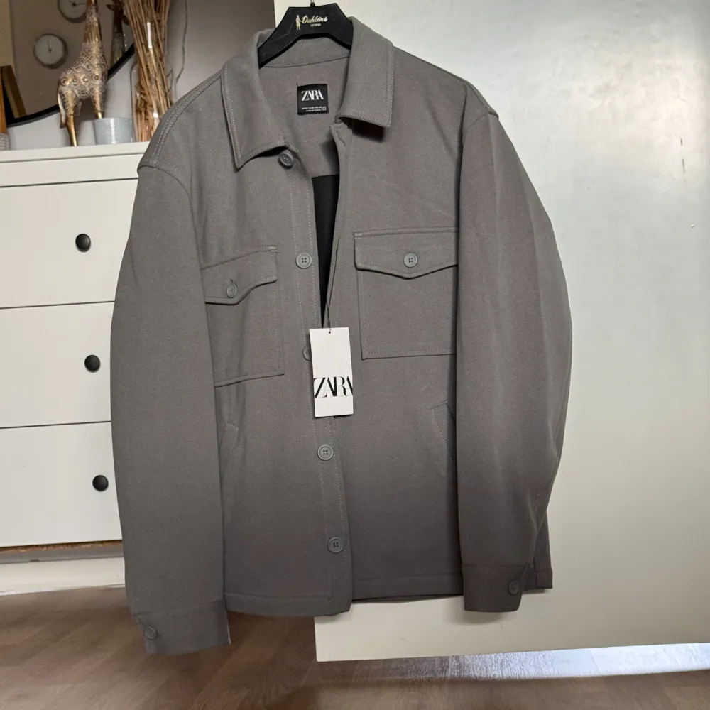 Hej! Säljer en helt ny zara overshirt i strl M! Den är helt ny och har kvar prislapp!. Jackor.