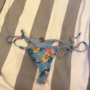 Bikinitrosa string - String-bikinitrosa Jättefin. Använd men gott skick 