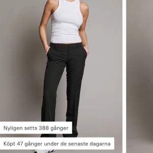 Snygga lågmidjade kostymbyxor från bikbok, säljer dom för att dom är för små