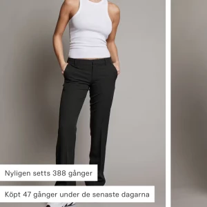 Lågmidjade kostymbyxor från bikbok - Snygga lågmidjade kostymbyxor från bikbok, säljer dom för att dom är för små