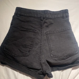 Svarta jeansshorts - Snygga svarta jeansshorts med hög midja och täcker in magen ❤️ Inga defekter alls och är använda minst 3 ggr! 