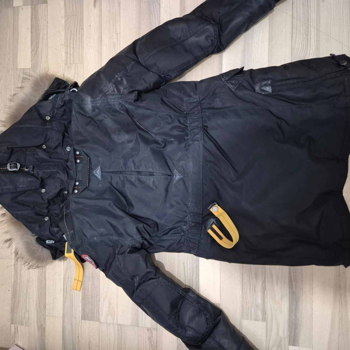 Svart parkajacka med pälsdetaljer - 3