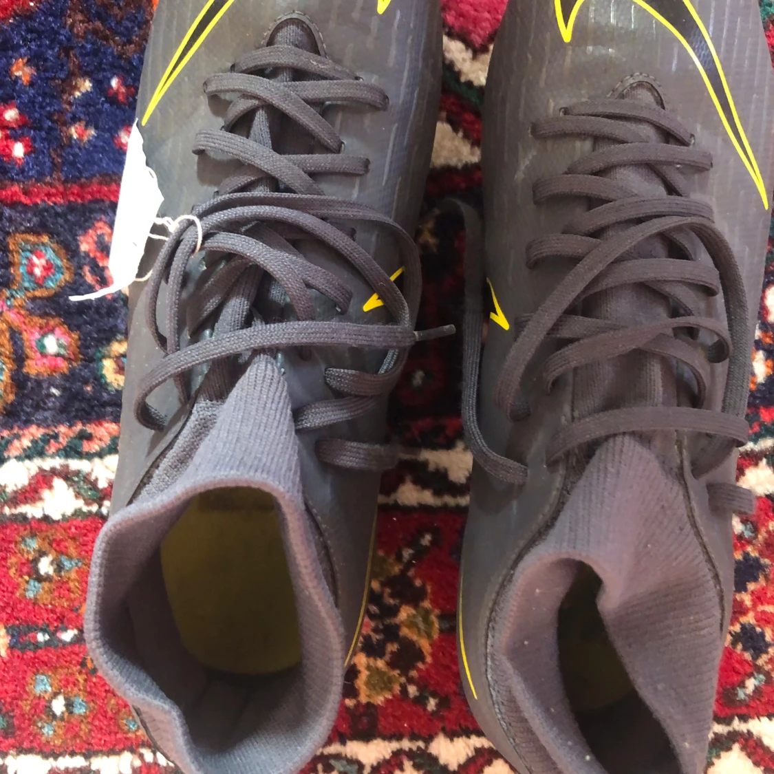 Grå fotbollsskor med gula detaljer - 1