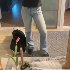 Ljusblå jeans - Säljer dessa as snygga lågmidjade jeansen! Knappt använda , köpte utomlands så vet ej märket 🩵