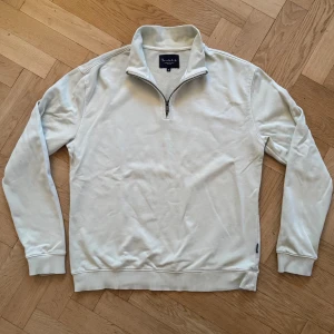 Sweatshirt Halfzip BONDELID s.M - Halfzip sweatshirt från Bondelid  100% bomull I fint skick, sparsamt använd Passar storlek s-m Bruten vit, cream-färgad 