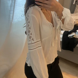 Vit blus - Fin vit blus som inte kommer till användning💓💓