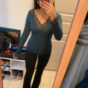 Grön Intimissimi tröja - Lappen där det står tvättanvisningar och storlek är skrynklig pga av tvättmaskin men det märks inte när du har på den. Köpte för ett tag sen men har bara använt 5 gånger.