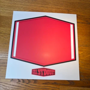 Itzy frame cover ny - Hållare för postcard som man kan ställa upp från Kill My Doubt special edition album. Helt ny oanvänd!