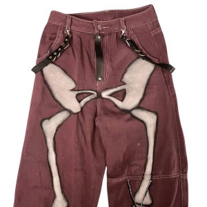 Målade Byxor - Byxor som är målade av mig för ca 4-5 år sen :) Även lite detaljer som sitter fast i öglorna för bälten. Lite skavanker här och där, som blåa små färgfläckar och lim på ena bakfickan på kanterna från en gammal detalj som ramlat av, men det märks inte av så mycket :) Även på grund av dessa fel så har jag lite högre pris då jag målat benen helt för hand och det tog en stund :) Har försökt redigera bilderna så bra jag kan så färgen på byxorna ser så likt ut som i verkligheten som möjligt