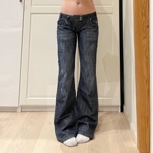 Vintage lågmidjade bootcut jeans🤩 - Nyskick men ryckt av lappen!! Midja 42 cm rakt över plus lite stretch, gren 20 cm o innerben 86 cm💕jae 169 o xs-s o håller in en del i midja rumpa lår. Märkta storlek W31 som i min åsikt känns som en M men det är måtten som gäller