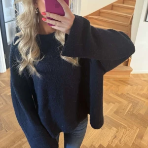 Mörkblå stickad tröja  - Jätte najs mörkblå stickad tröja✨✨🥰🥰🥰 passar S/M