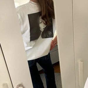 Kate Moss t-shirt zara - Fin och cool t shirt från zara. Använd cirka två gånger 💗☺️