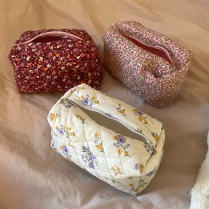 Blommiga necessärer i olika färger - Necessärer som jag sytt själv! 200kr/st. 18x9cm❣️