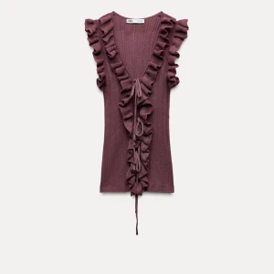 SÖKER Lila/grön ribbad topp med volangdetaljer - SÖKER en lila/grön ribbad topp från Zara med volangdetaljer längs den djupa v-ringningen. 