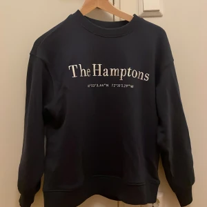 Mörkblå tröja från Gina tricot 💕 - Helt oanvänd! Super bra skick och väldigt fin , den är mjuk på insidan och fin blå färg 💞Hekt slutsåld på hemsidan och original pris är 299kr 