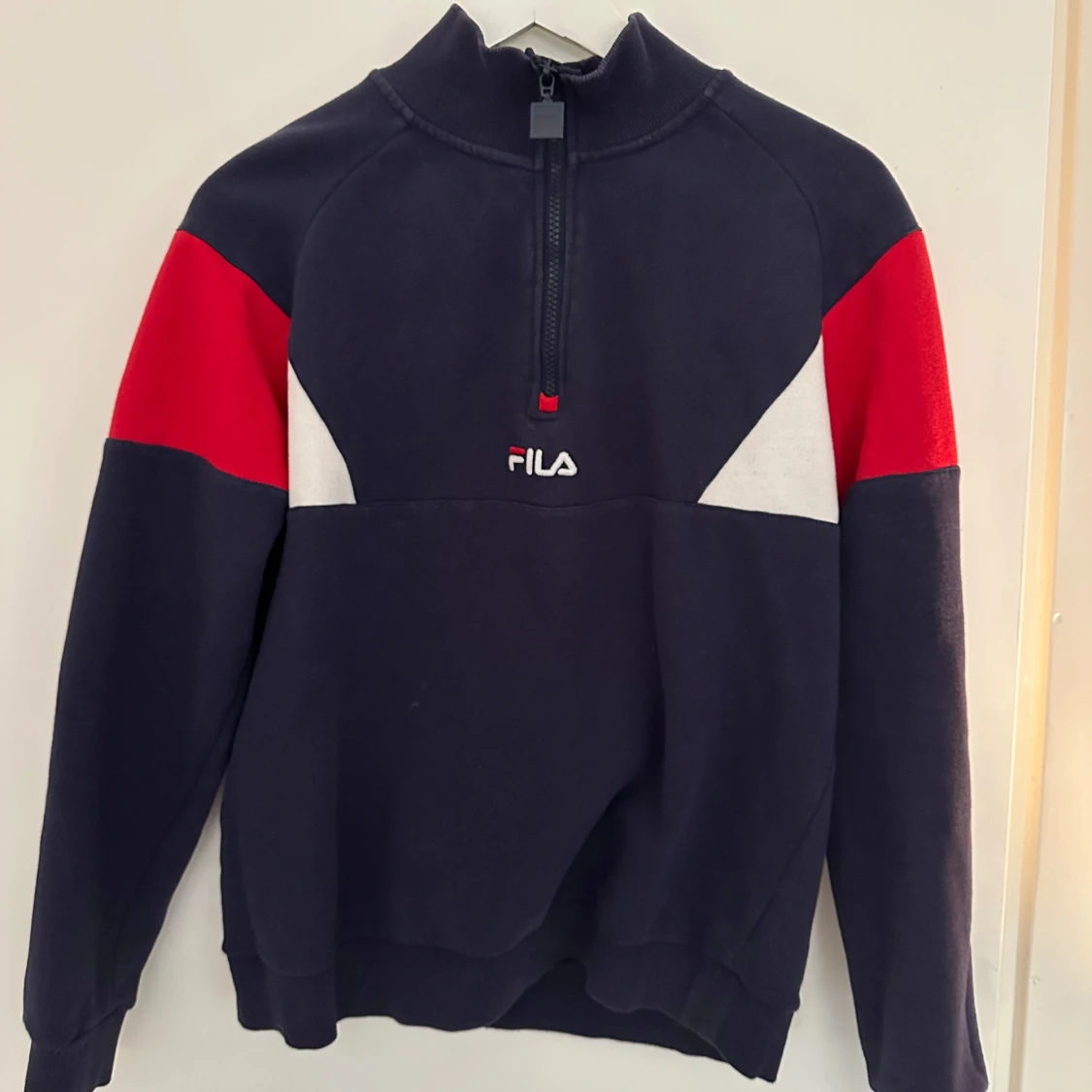 Mörkblå tröja med dragkedja från FILA