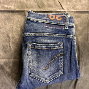 Dondup George slim fit jeans - Mycket fint skick | modell george | size 29 passar dig med w28 i vanliga fall | nypris 3000 medan vårt endast är 899 | fraktar spårbart inom 24 timmar med PostNord eller instabox |