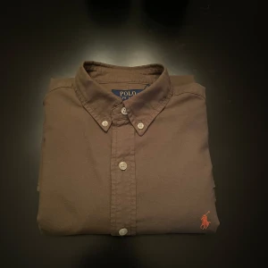 Ralph Lauren Mörkgrön - Säljer nu min Ralph Lauren slim fit skjorta på grund av att den är för liten. Använde den halva föra sommaren så den är i riktigt bra skick. Tveka inte på att komma dm för frågor eller fler bilder🙂