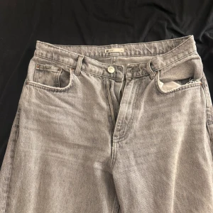 Grå jeans med fransiga kanter - Gina tricots perfect jeans,i storleken 36 och 38 då jag har två likadana. Säljs då dom inte passar mig mer,utan deffekter. Ett par för 300 och två för 500 (pris kan diskuteras)