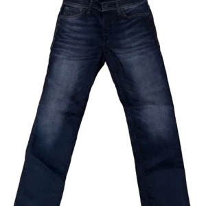 Mörkblå jeansbyxor från Jack and Jones - Snygga mörkblå jeansbyxor från Jack and Jones de är använda 3 gånger de är slim straight passform och är storlek W29 L32 de är stilrena och passar till nästan allt!🔥