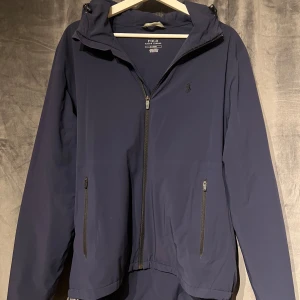 Ralph Lauren Windbreaker - Sjukt snygg Ralph Lauren Windbreaker som inte går till användning för min del. Storlek M och sitter perfekt för dig som är 180cm ungefär. Perfekt nu till våren/sommaren. Inga tecken på användning.