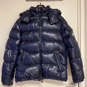 Moncler jacka - Riktigt fin jacka i väldigt bra skick. Jackan är riktigt men scannen på jackan funkar inte längre. Pris kan diskuteras.