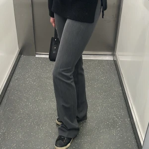 Gråa kostymbyxor  - Gråa kostymbyxor, bootcut och lågmidjade