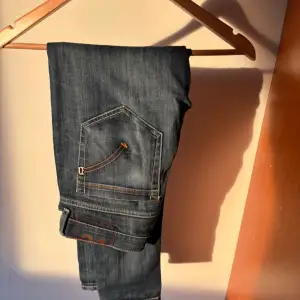Tja, säljer nu dessa Dondup jeans i modellen ”George” med en tvär fet tvätt och slitningar. Modellen är ”destroyed from fabric” och slitningarna ska vara där. Väldigt fint skick utan några defekter. Skriv vid minsta lilla fundering! Byten är intressant. Priset är ej hugget i stenen.