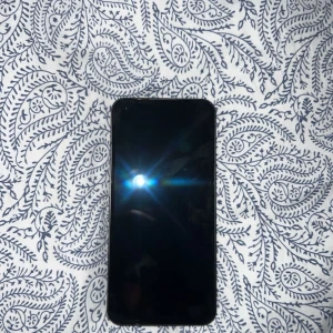 ’Nothing phone 1’ 256 GB 100% batterihälsa -  Denna telefon är väldigt fin och skicklig på att installera appar pågrund av dess starka minne jag har köpt denna telefon för dess kamera där aven du kan få vläldigt fina bilder av dig själv ingår laddare, skal och skärmskydd. Säljer pga av den ligger hemma o jag använder inte så ofta