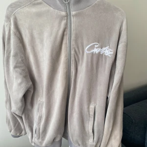 Grå velour track jacket från Corteiz - Grå velour track jacket från Corteiz. Hela är dragkedja, använt några gånger men 10/10 skick, inga fel. Storlek M, passar true to size. Kan diskutera priset vid snabb affär. 