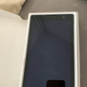 ASUS ZenPad C 7.0 - Säljer en ASUS ZenPad C 7.0, en stilren och kompakt surfplatta med 7-tumsskärm. Perfekt för att surfa, läsa eller streama. Den kommer i en snygg design med flera färgalternativ. Perfekt för dig som vill ha en smidig och lättanvänd platta. 📱✨