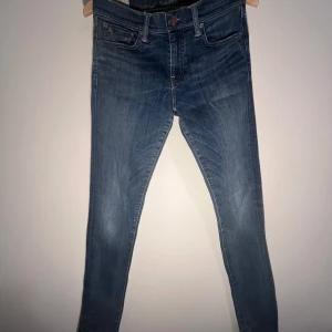 Blå jeans från Polo Ralph Lauren - Snygga blå jeans från Polo Ralph Lauren. De har en liten logga på myntfickan och märken på bakfickorna. Perfekta för en stilren look.