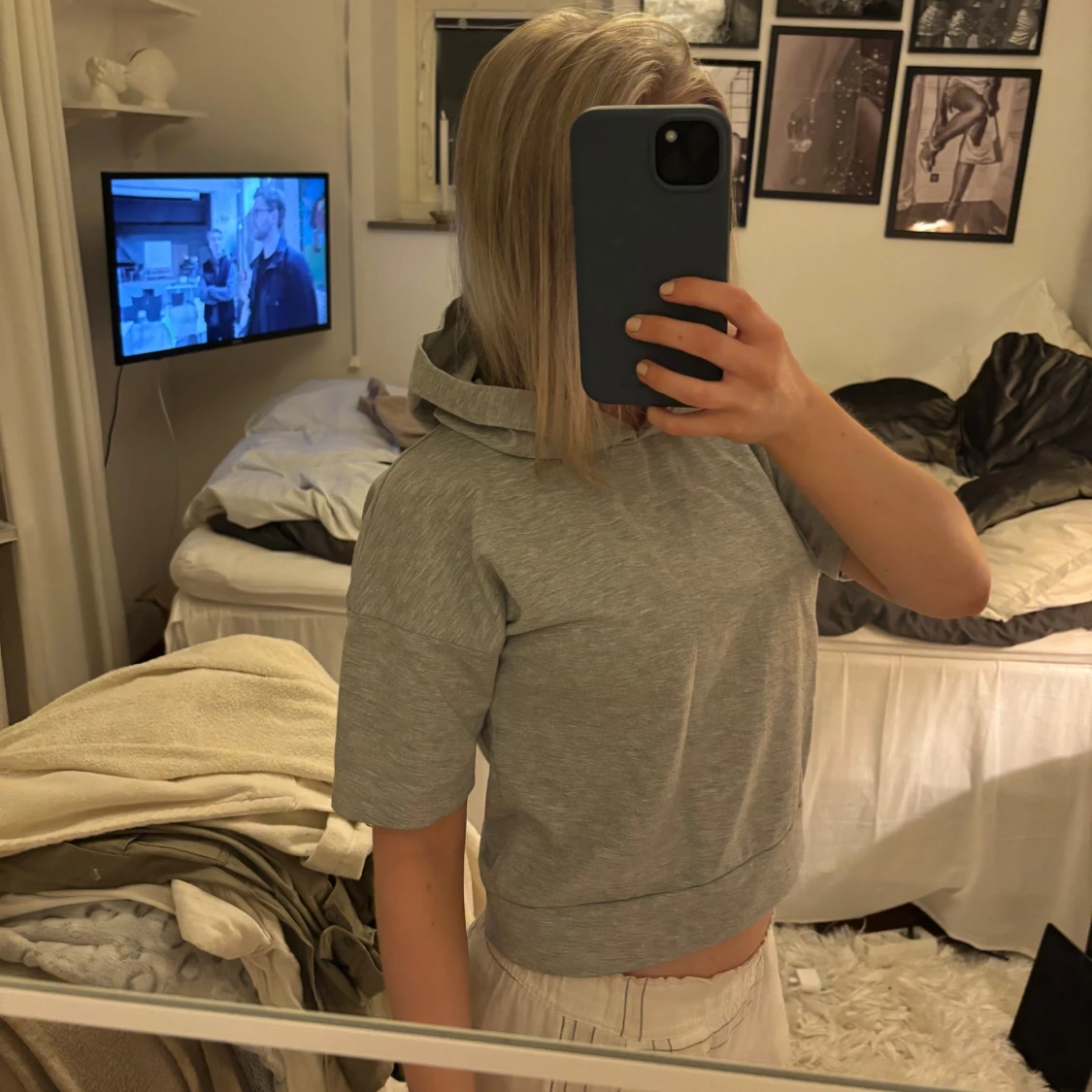 en grå T-shirt med luva - 1