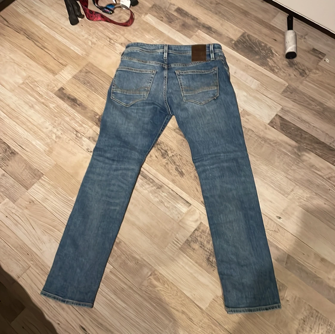 Blå jeans med slitningar - 1