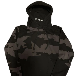 Defend Paris hoodie  - Defend Paris hoodie med inbyggd mask riktig fet i bra skick🙂