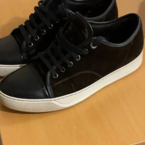 Lanvin - Lanvin uk6 Storlek 42 Färgen är en tusch av brun Box och dustbags följes med!