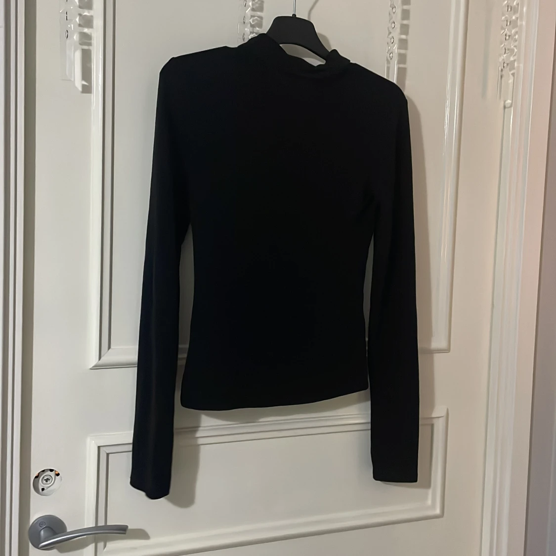 Svart långärmad tröja med knappar - 1