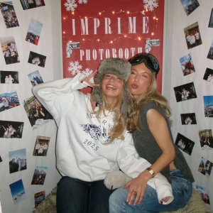 Vit hoodie med Afterski 2025-tryck - Säljer en vit hoodie med ett coolt Afterski 2025-tryck. Hoodien har en klassisk passform med en stor ficka framtill och en bekväm huva. Perfekt för att hålla sig varm och stilren under kyliga dagar. Passar både för avslappnade tillfällen och som en del av en trendig outfit.