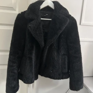 Svart pälsjacka  - Super fin fusk pälsjacka från H&M. Säljer då den inte kommer till användning längre. 