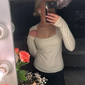 Vit långärmad topp - Har en fläck som inte går bort i tvätten men jag tror att det ska gå och få bort om man tar lite vanish