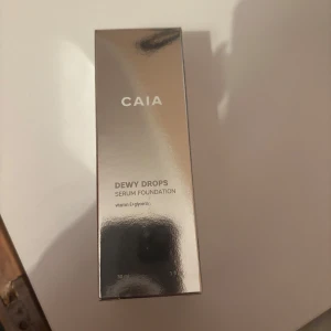 OANVÄND Dewy Drops Serum Foundation från CAIA 2c  - Säljer en Dewy Drops Serum Foundation från CAIA.  Oanvänd o obruten förpackning!!! En fanstastisk produkt som jag har i anan färg men köpt fel en naturligt  finish och lägger sig som hud och går o bygga upp täckning,lätt o använda går o använda med både borte och fingrar samt beaty blender. 