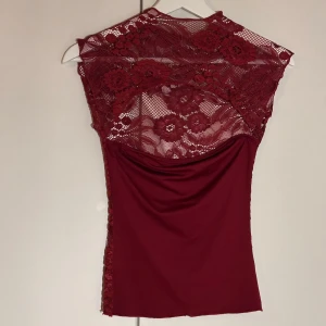 Vinröd spets topp - Elegant vinröd blus med vacker spetsdetaljering 🫶 Perfekt för speciella tillfällen. Endast testad 