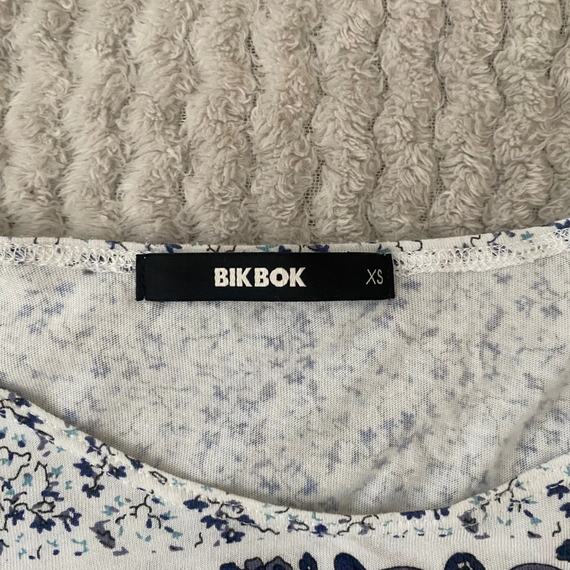 Mönstrad topp från Bik Bok - 1