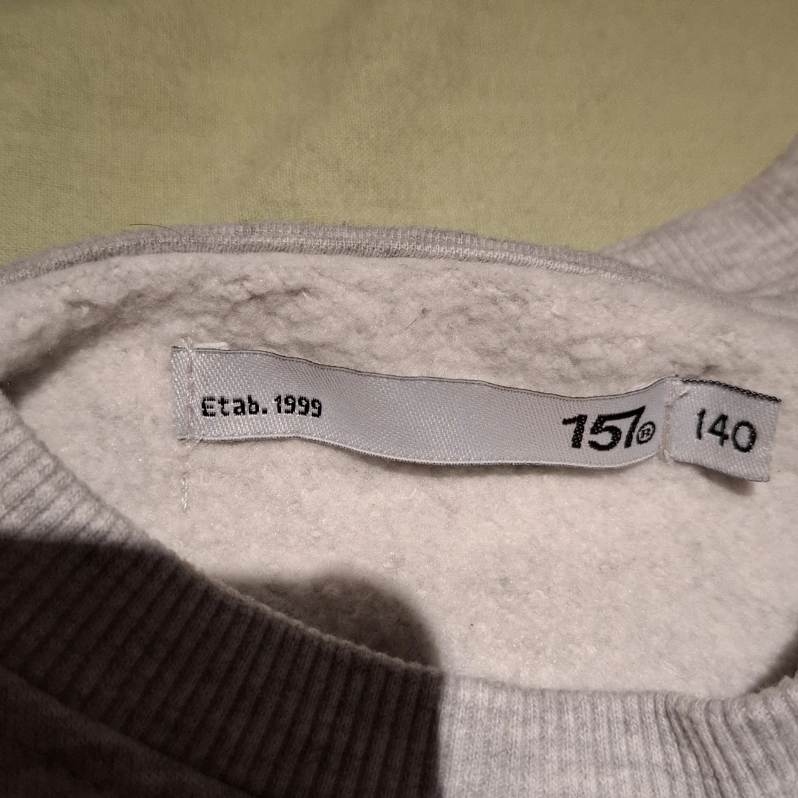 Grå sweatshirt med 'Chicago' tryck - 1