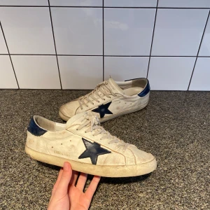 Golden Goose  - Säljer dessa det Golden Goose i mycket använt skick men till en väldigt liten peng🤝Modellen heter superstar. Nypriss ligger runt 7000 men jag säljer dessa för endast 799kr. Hör av er vid frågor eller funderingar💯🤝
