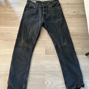 Svarta jeans från Jack & Jones - Säljer ett par svarta jeans från Jack & Jones då de inte passar längre, i modellen Loose/Chris. De har en bra passform. Perfekta för en casual look. De är i storleken W29 L32.