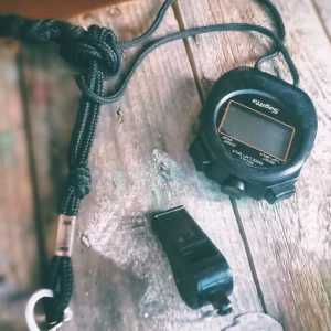 Svart stoppur från Sagitta - Säljer ett svart stoppur från Sagitta med digital display och flera funktioner som start, stopp och lap/split. Perfekt för träning och tidtagning. Kommer med ett praktiskt snöre för enkel hantering.