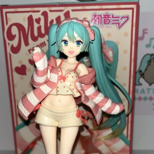 Äkta Miku figurine - Säljer en äkta Miku figurine köpt på comic con. Fick dela upp i två bilder då hela figurinen inte kunde synas på en bild. Original förpackning ingår. Pris kan diskuteras :) Skriv om du har frågor eller vill ha fler bilder av den! Annars: tryck på köp nu!